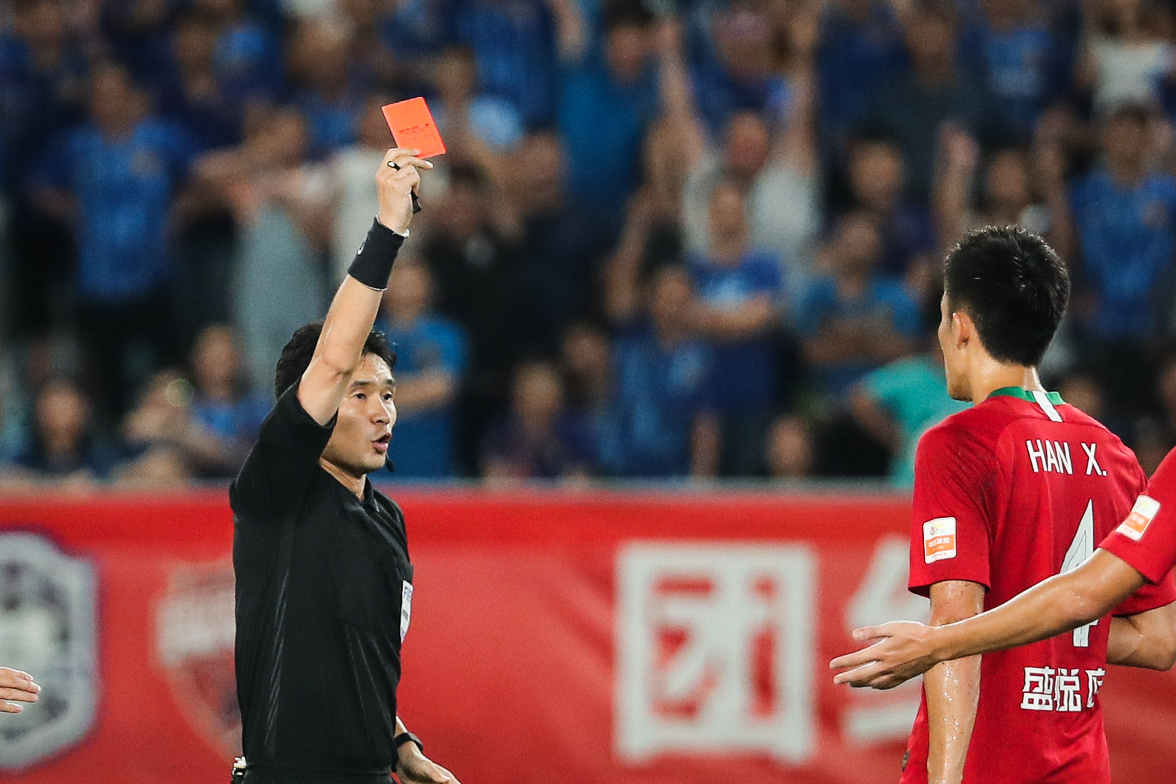 比赛中双方队员发生冲突，裁判出示红牌