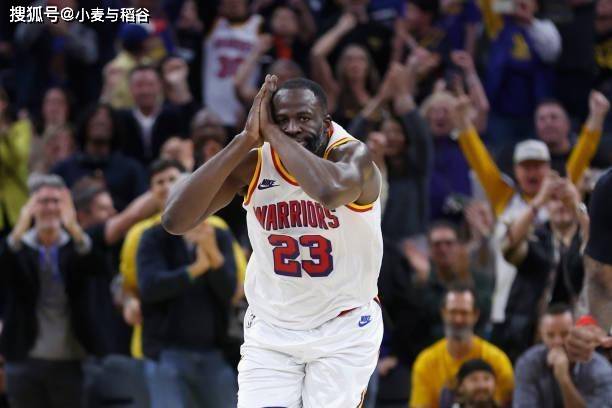 篮球比赛中一名老将球员展现出持久的实力