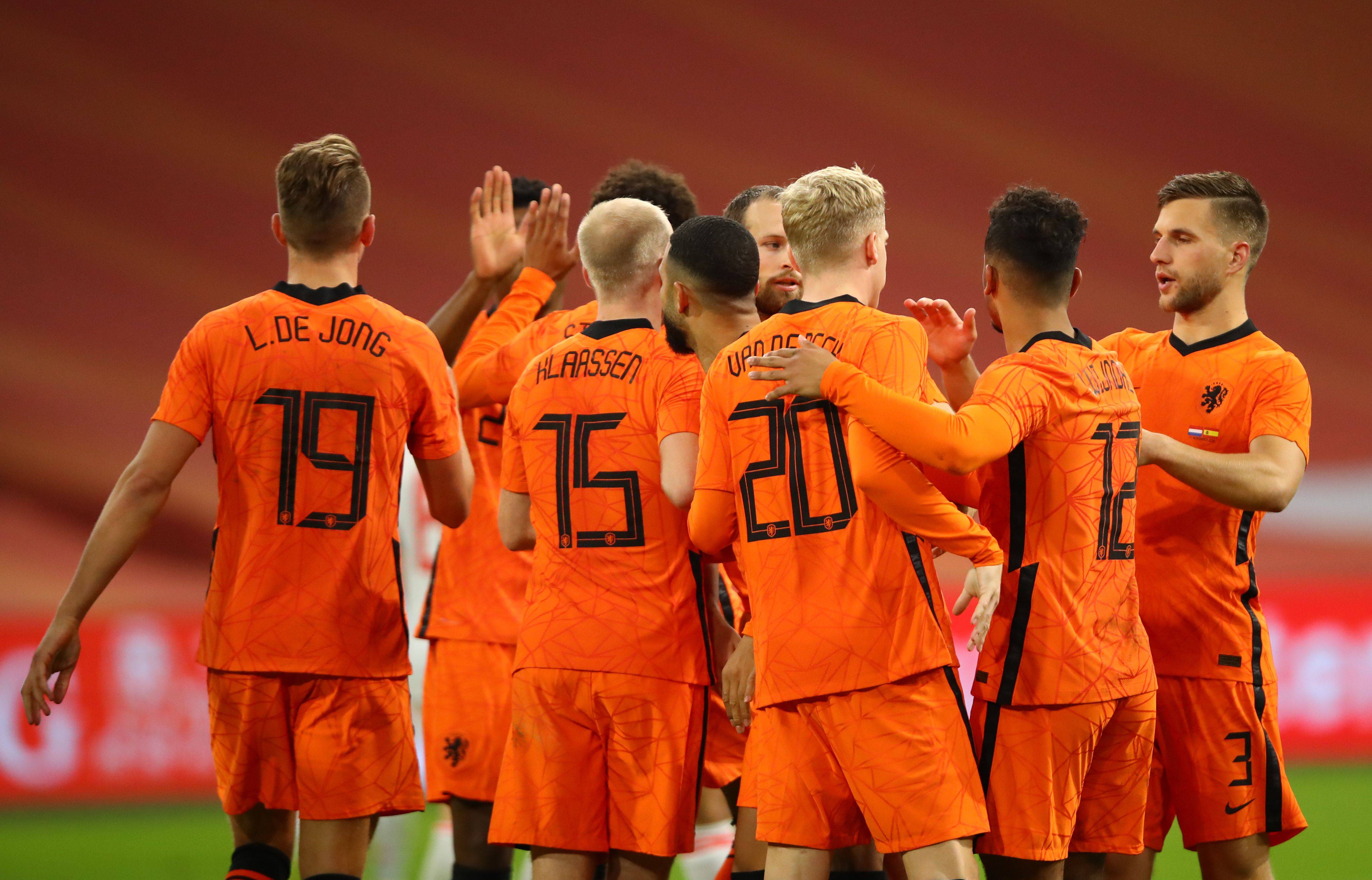 荷兰队球员共同庆祝进球