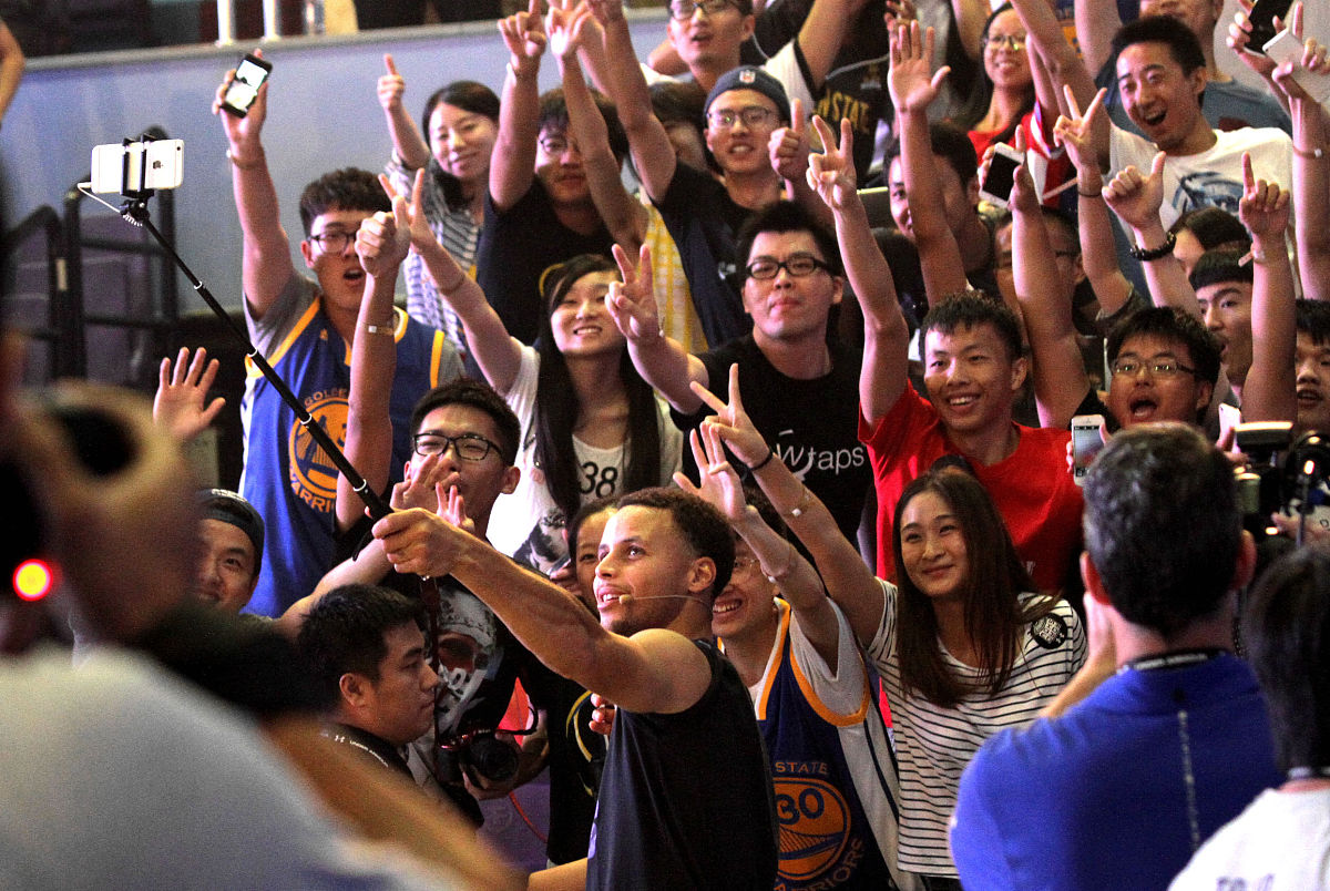 紧张激烈的比赛场面，双方你来我往