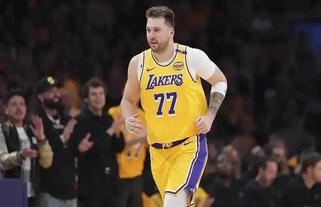 爵士收获胜利，戈贝尔统治内线带队胜利的简单介绍