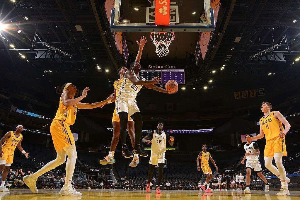 篮球明星在全明星赛上尽展球技