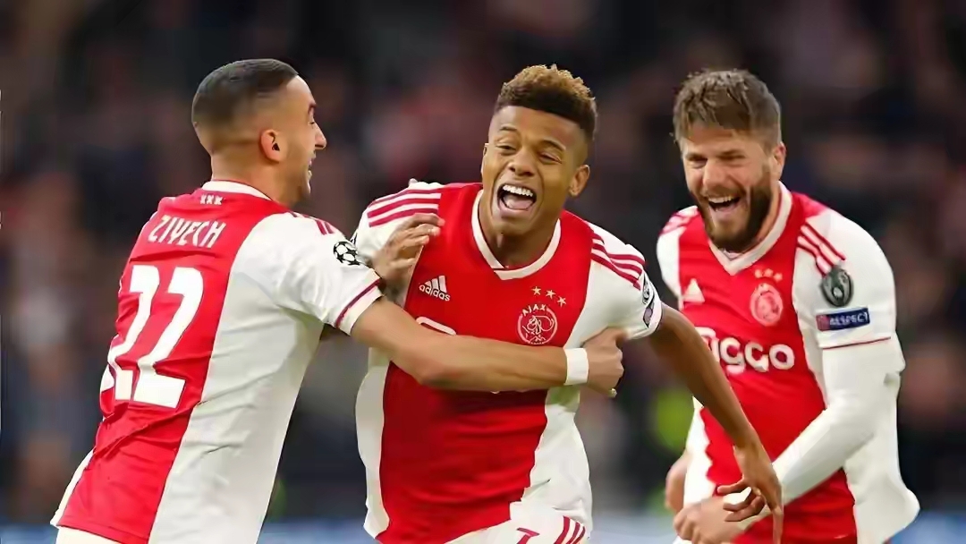 红军主场力克阿贾克斯，晋级欧冠强