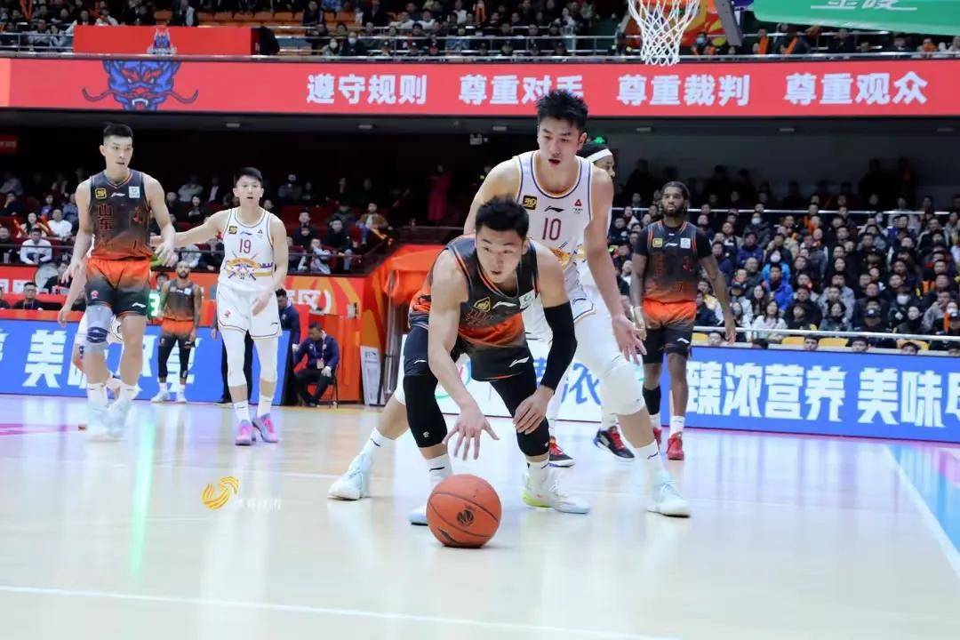 球队在关键时刻因命中关键球逆转胜利