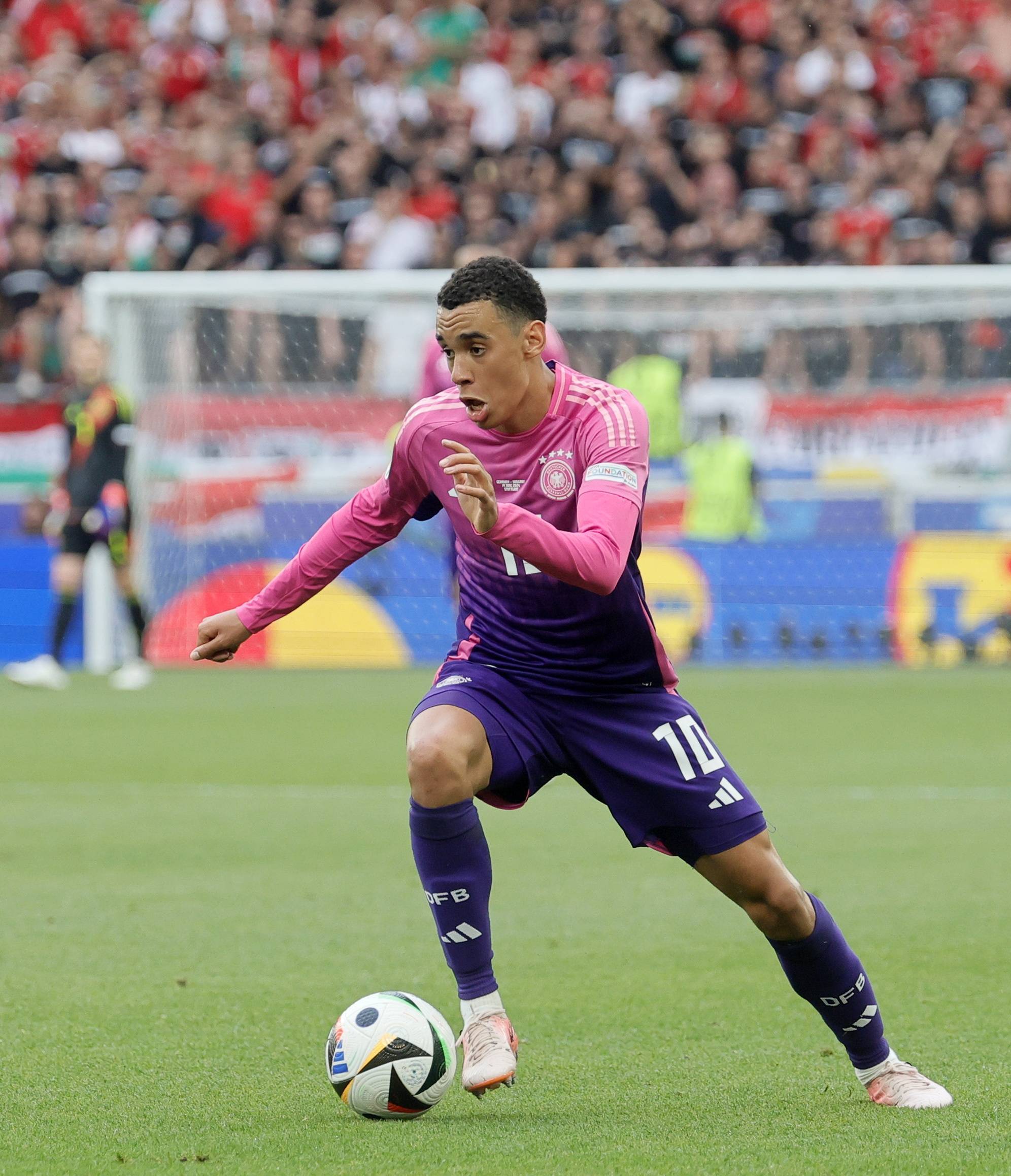 包含欧洲杯：德国队凭借梅开二度的穆勒2-0胜葡萄牙，取得小组赛两连胜的词条