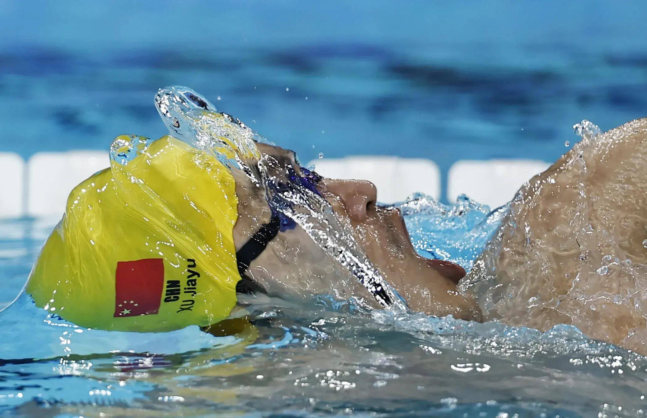 开云体育官网-荷兰游泳选手夺得金牌，庆祝胜利