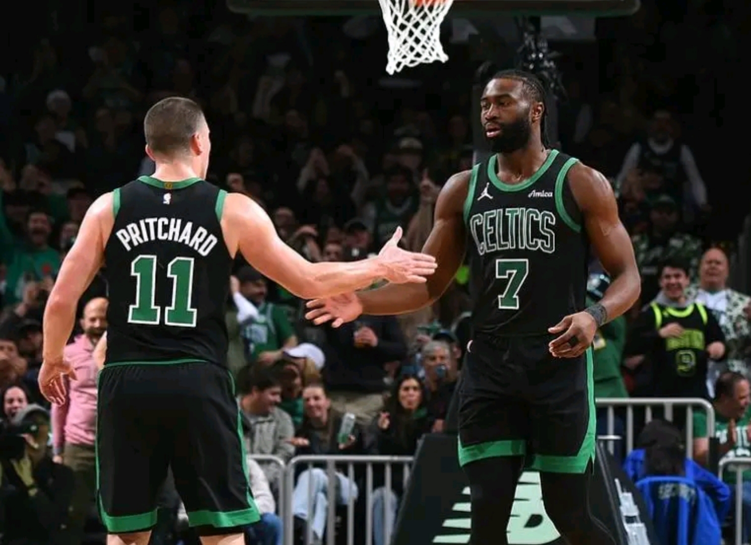 凯尔特人击败步行者，取得胜利