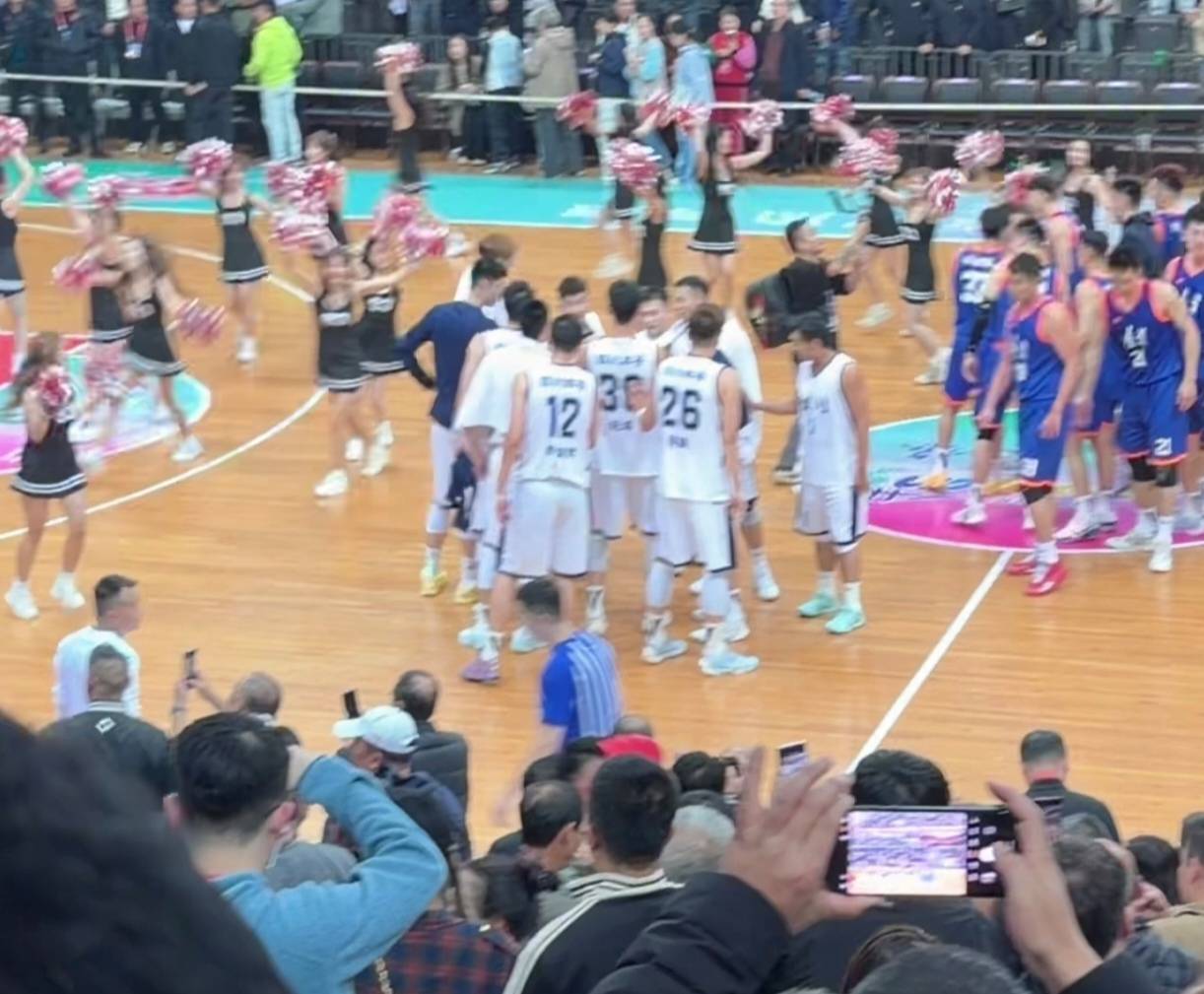 开云体育入口-辽宁队力克勇士，胡金秋统治全场