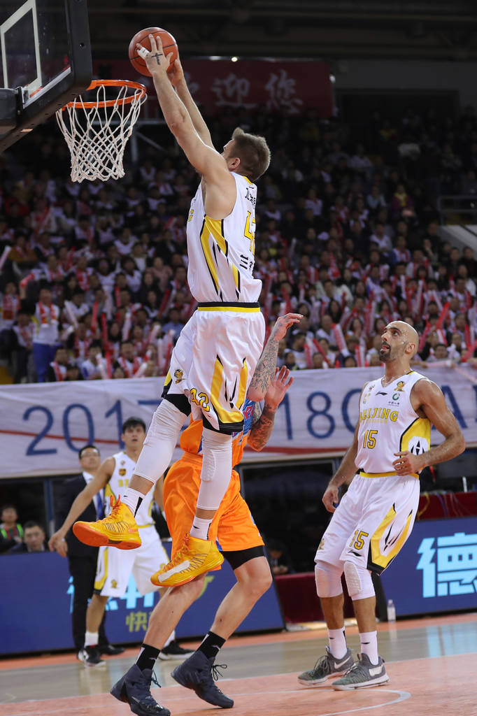 纽约击败老鹰！兰多夫18+9成全队最高